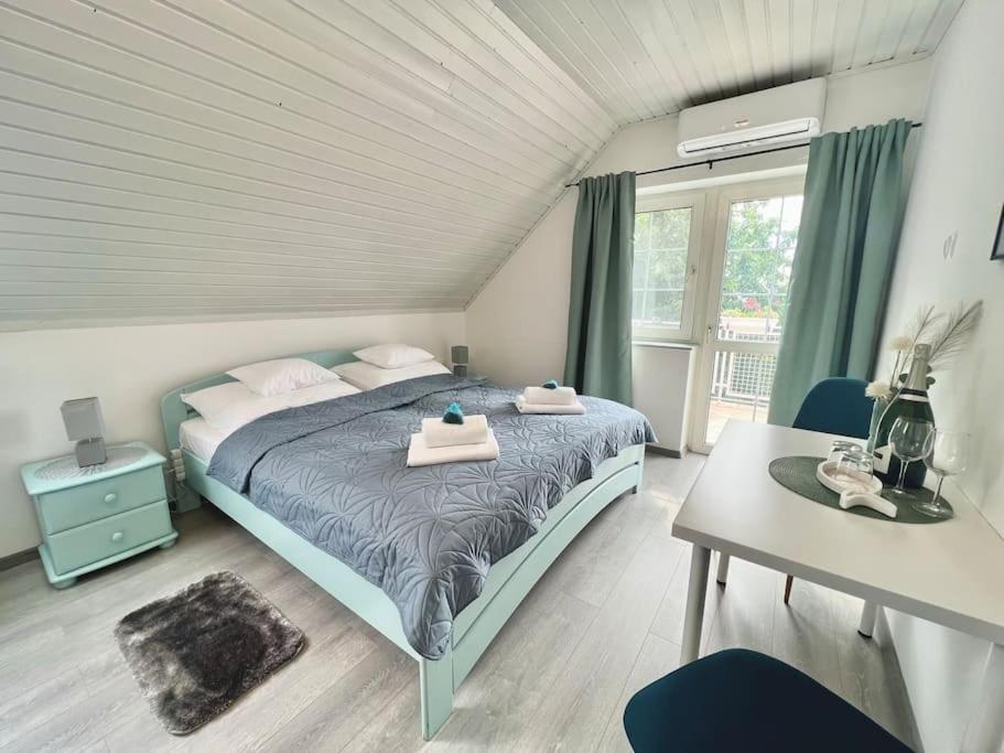 Postel nebo postele na pokoji v ubytování Tünde NENE Apartman