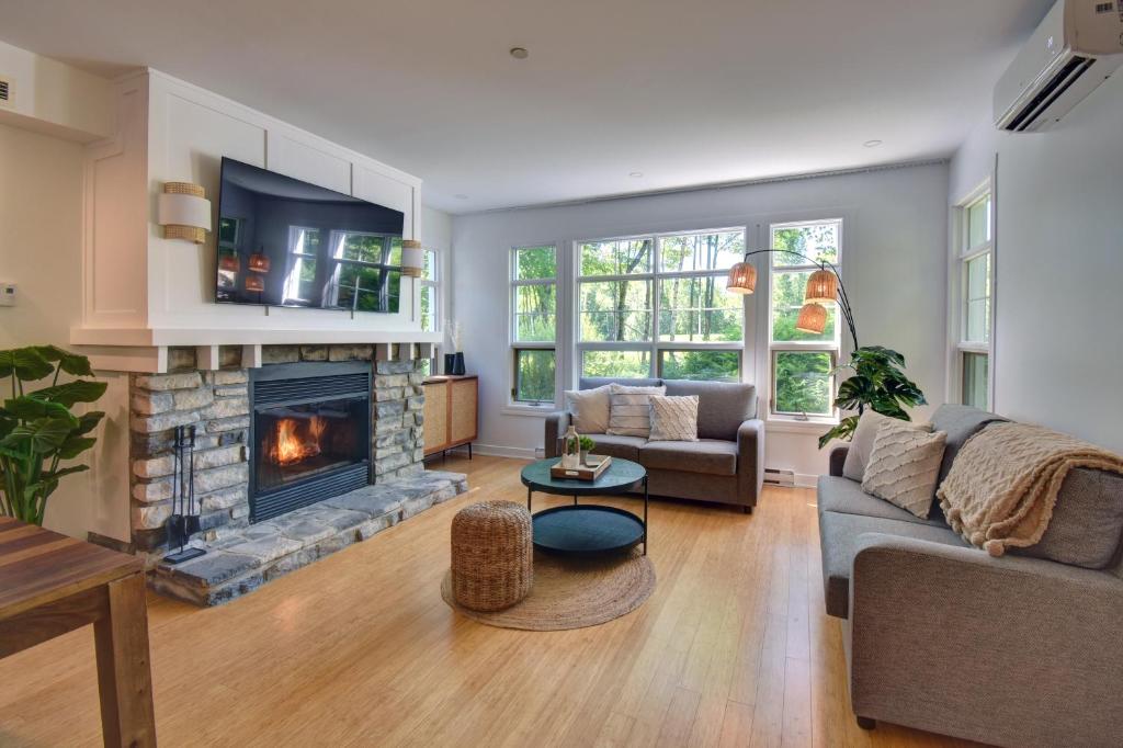 a living room with a couch and a fireplace at Tremblant Prestige - Les Eaux 227-6 in Mont-Tremblant