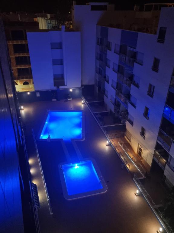 Πισίνα στο ή κοντά στο Evita Luxury Apartments - Near Playa Los Locos Beach with Pool