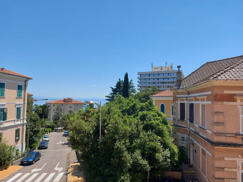 uma vista para uma rua numa cidade com edifícios em Maison Riviera Opatija em Opatija