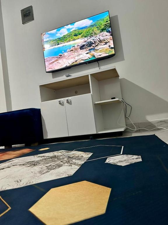 TV a/nebo společenská místnost v ubytování Stelvic Luxurious 1 bedroom Airbnb Thika