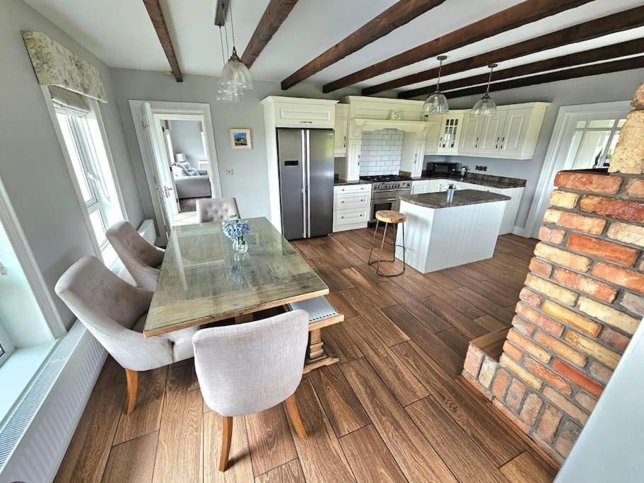 Kuchyň nebo kuchyňský kout v ubytování Brontès House