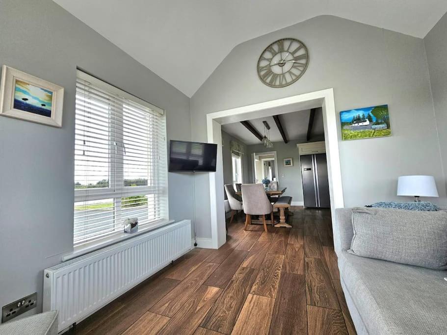 TV a/nebo společenská místnost v ubytování Brontès House