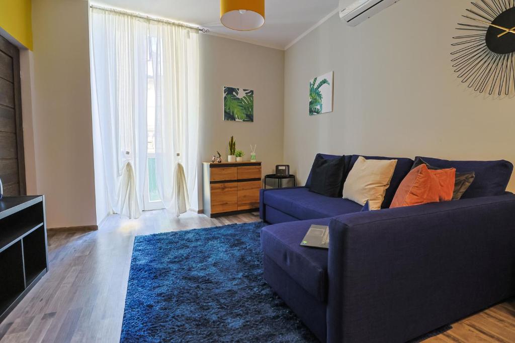 a living room with a blue couch and a blue rug at Ospitaria-Suite Sant'Anastasia in Verona