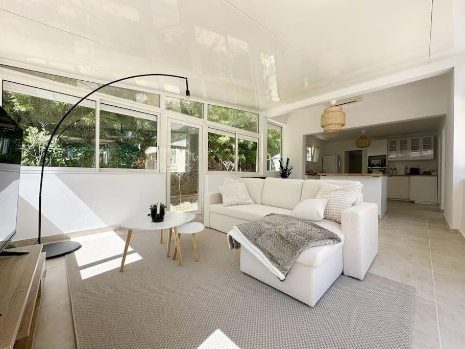 un salon avec un canapé blanc et une table dans l'établissement La Fincazur! Proche plages, à Six-Fours-les-Plages