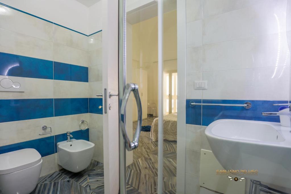 A bathroom at Casa Alfieri"rooms and Apartments"