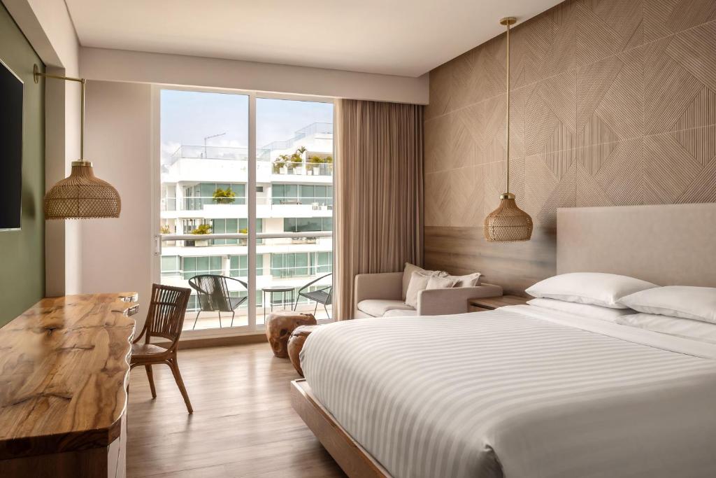 Postel nebo postele na pokoji v ubytování Santa Marta Marriott Resort Playa Dormida