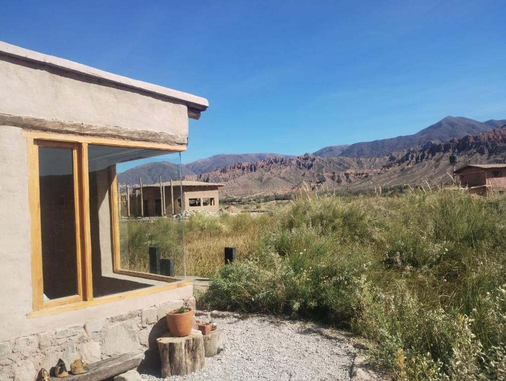 a house in the desert with mountains in the background at Las Ranas in Tilcara