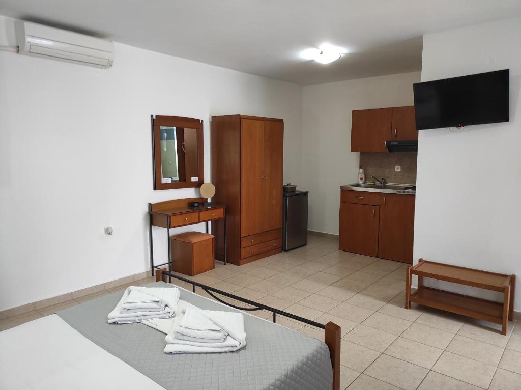 a room with a bed and a kitchen at Vythos in Adamas