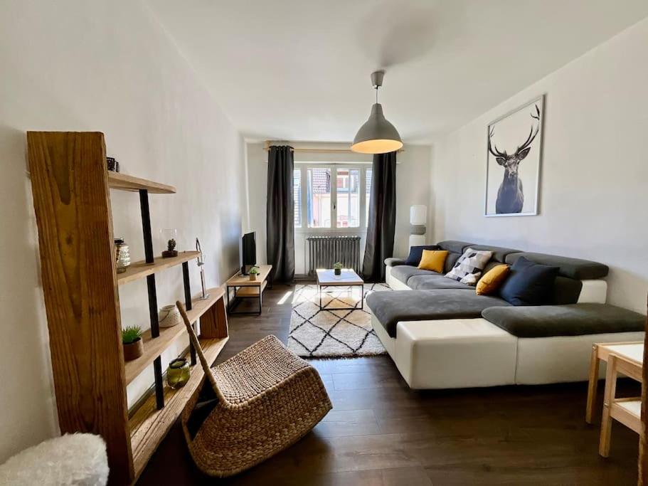 un salon avec un canapé et une table dans l'établissement Epicea, bel appartement avec balcon au centre ville, à Gérardmer