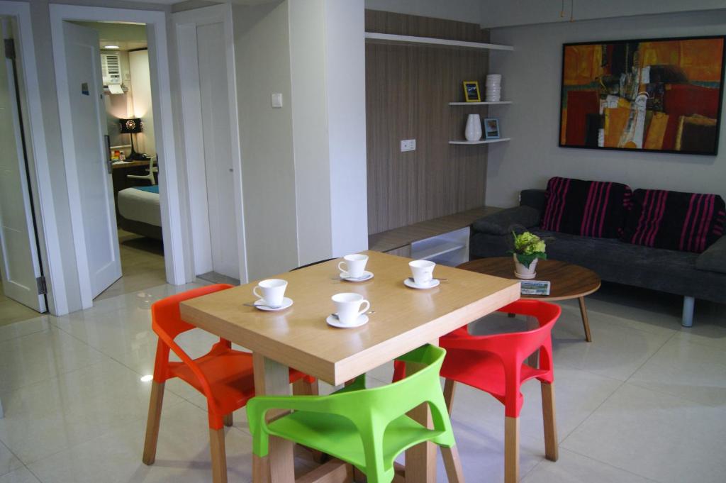 un tavolo e 4 sedie in soggiorno di Z Pad Residences a Tacloban