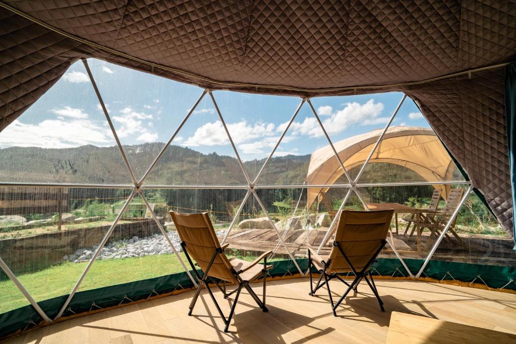 Nespecifikovaný výhled na hory nebo výhled na hory při pohledu z luxury tent