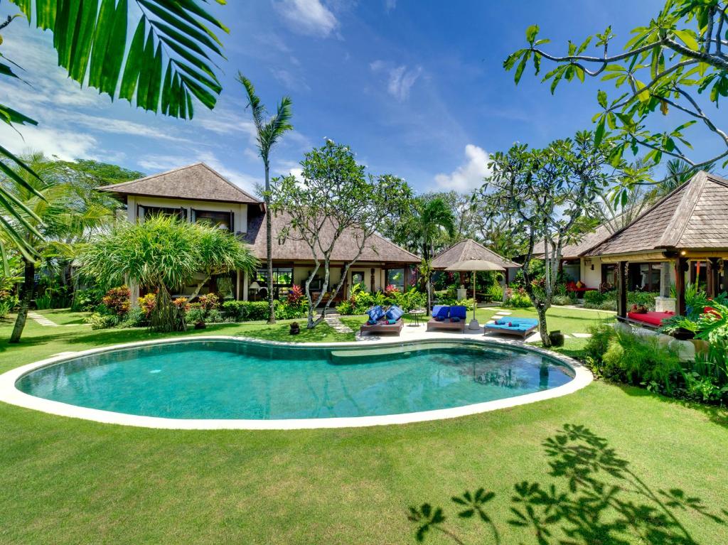 uma imagem de uma piscina numa villa em Villa Kakatua em Canggu