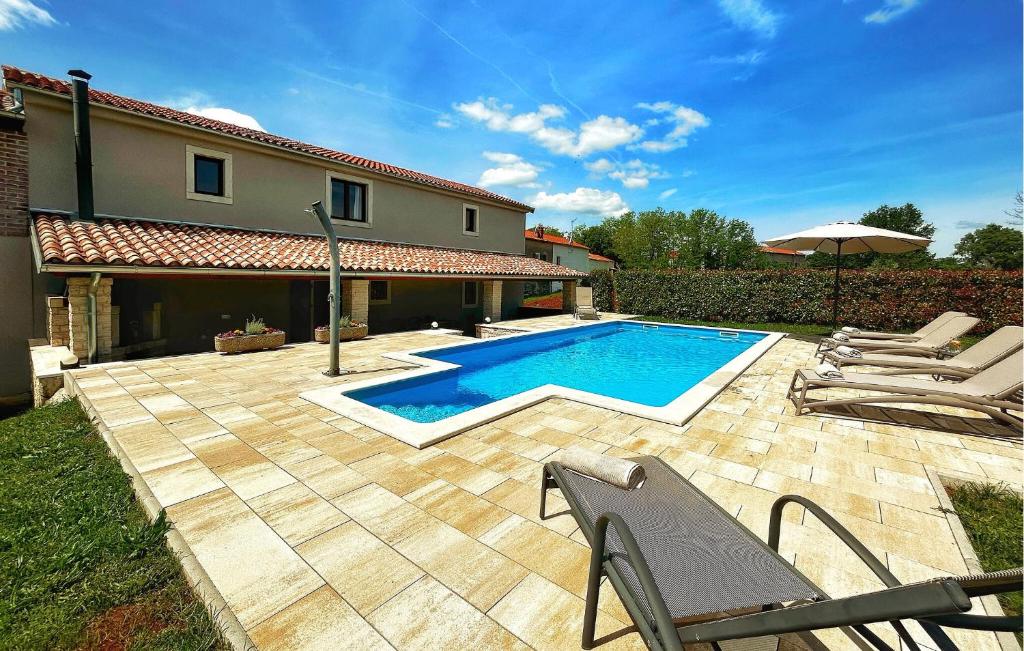 podwórko z basenem i domem w obiekcie Three-Bedroom Holiday Home In Katun w mieście Katun