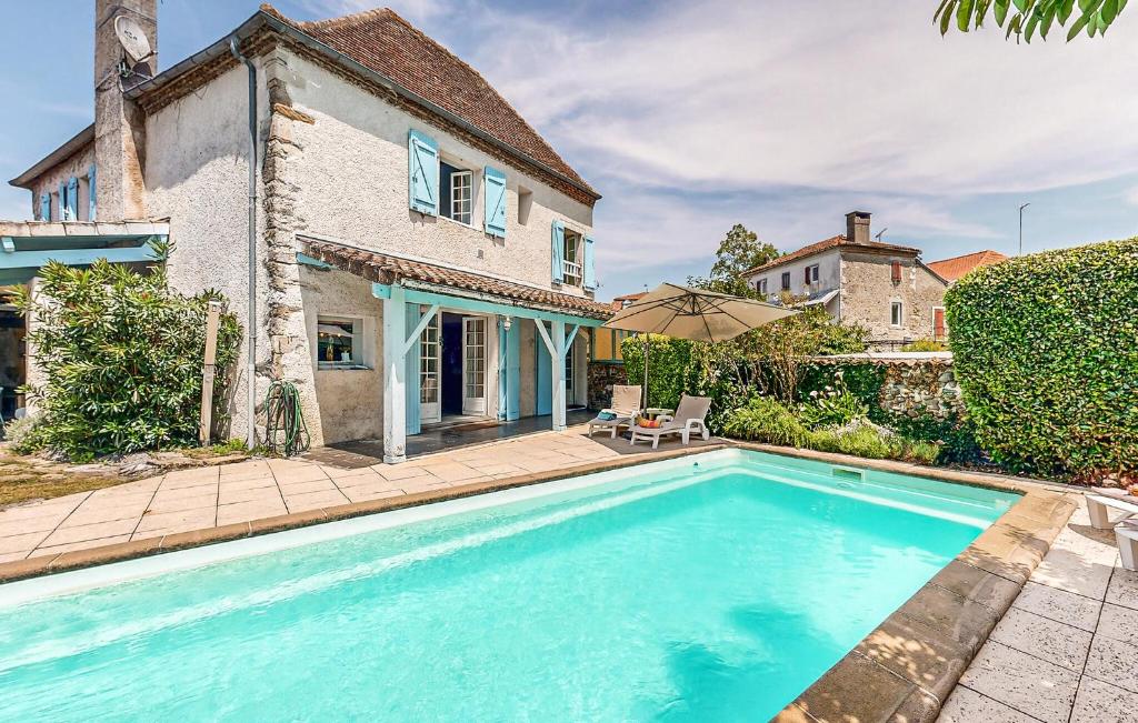 a large swimming pool in front of a house at 4 Bedroom Stunning Home In Escos in Escos