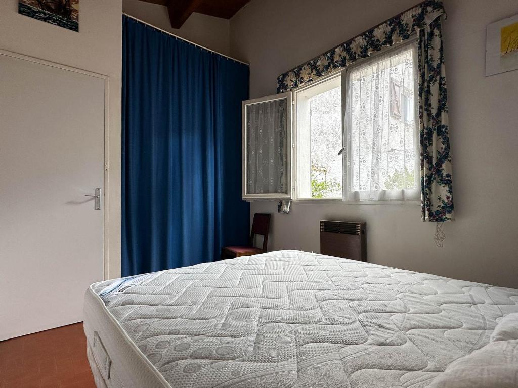 Photo de la galerie de l'établissement Villa 4P 75m² – Terrasse, WiFi, BBQ, Proche Mer et Commerces – La Palmyre, 6 Pers. - FR-1-705-77, aux Mathes