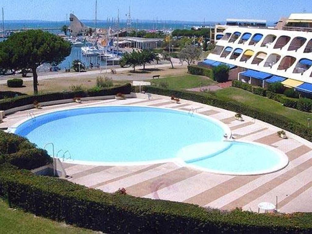 Photo de la galerie de l'établissement Studio confortable avec terrasse, piscine, parking privé, à 100m de la plage - 4 pers - FR-1-731-79, au Grau-du-Roi