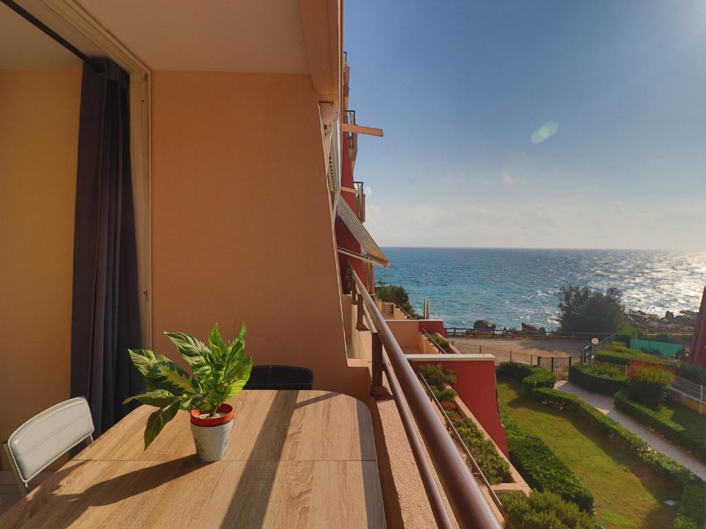 un balcon avec vue sur l'océan dans l'établissement Spacieux T2 avec terrasse et vue sur mer - FR-1-472A-307, à Sète