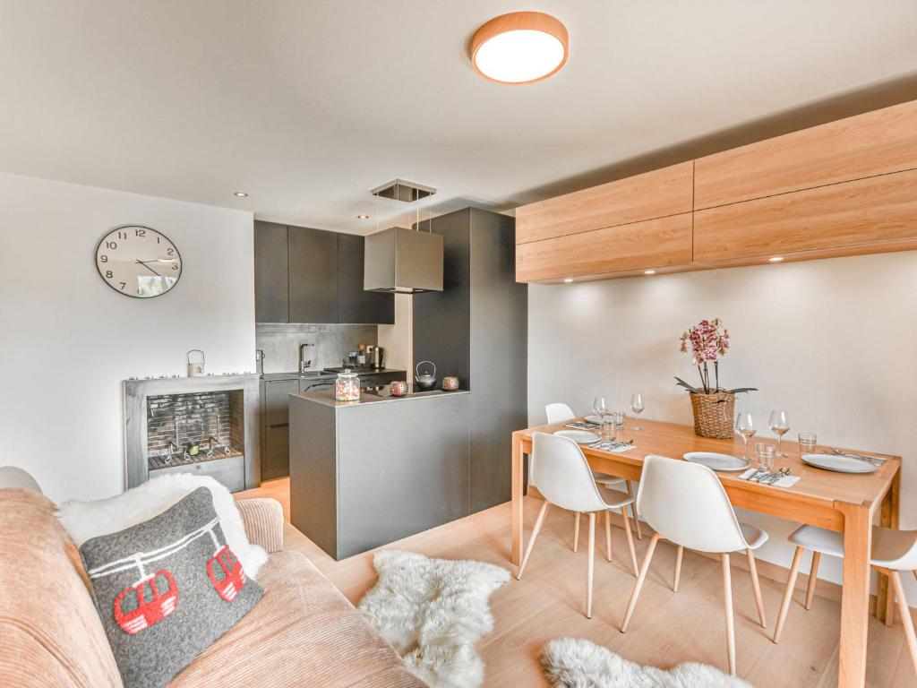 une cuisine et un salon avec une table et des chaises dans l'établissement Charmant T2 + cabine, proche pistes et centre, balcon, cheminée, WIFI, parking, 4-5 pers. - FR-1-685-80, aux Gets
