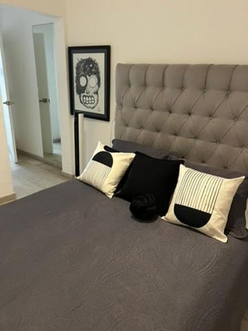 Ένα ή περισσότερα κρεβάτια σε δωμάτιο στο Habitacion pequeña en el centro de SMA