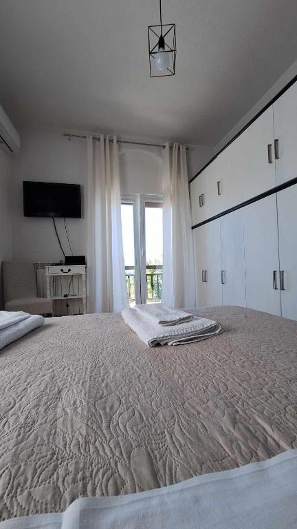 TV a/nebo společenská místnost v ubytování Kosante - luxury apartment - 150 m2 with fitness room