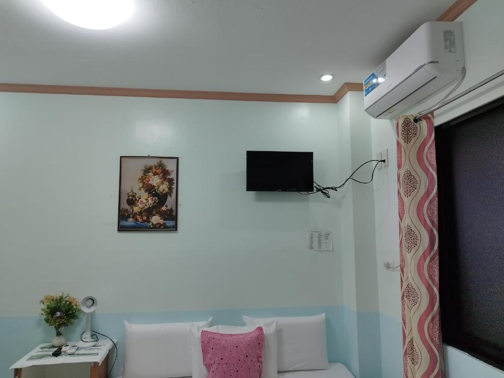 Uma televisão e/ou sistema de entretenimento em Ocean View Lodging House