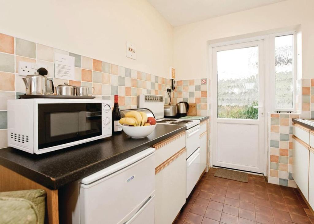 Kuchyň nebo kuchyňský kout v ubytování Anglesey Bungalows