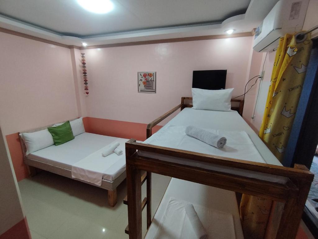 Uma cama ou camas num quarto em Ocean View Lodging House