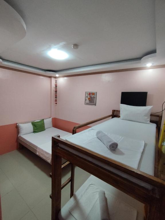 Uma cama ou camas num quarto em Ocean View Lodging House