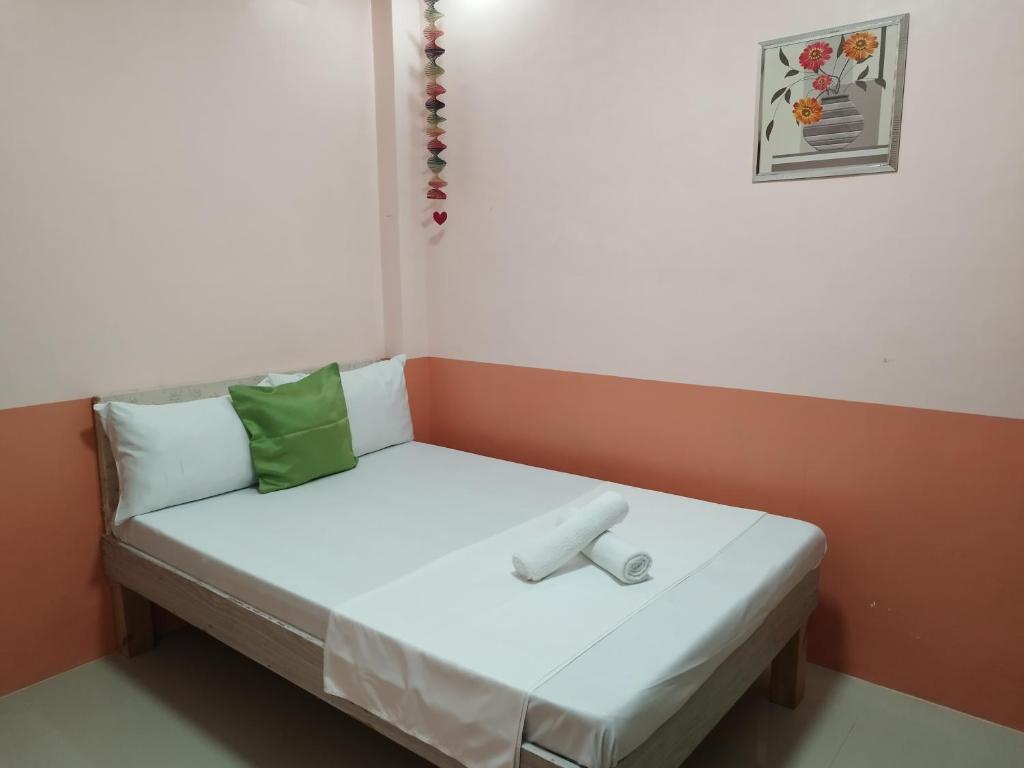 Uma cama ou camas num quarto em Ocean View Lodging House