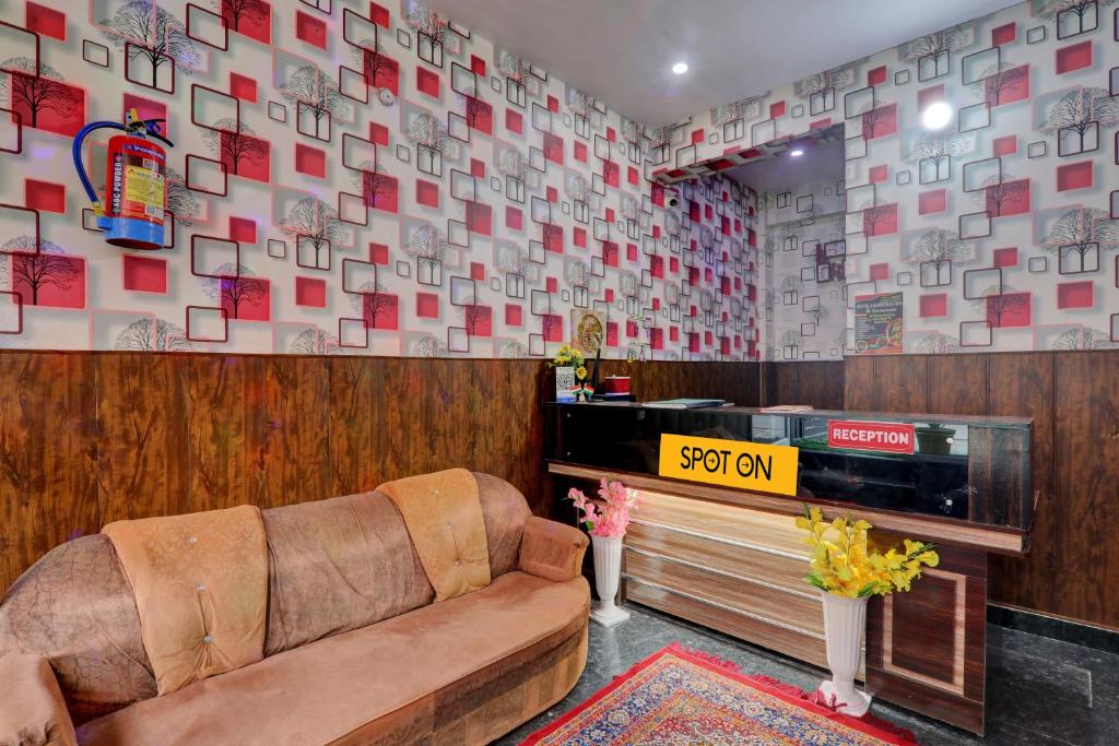 sala de estar con sofá y TV en SPOT ON Hotel C S Tower, en Lucknow