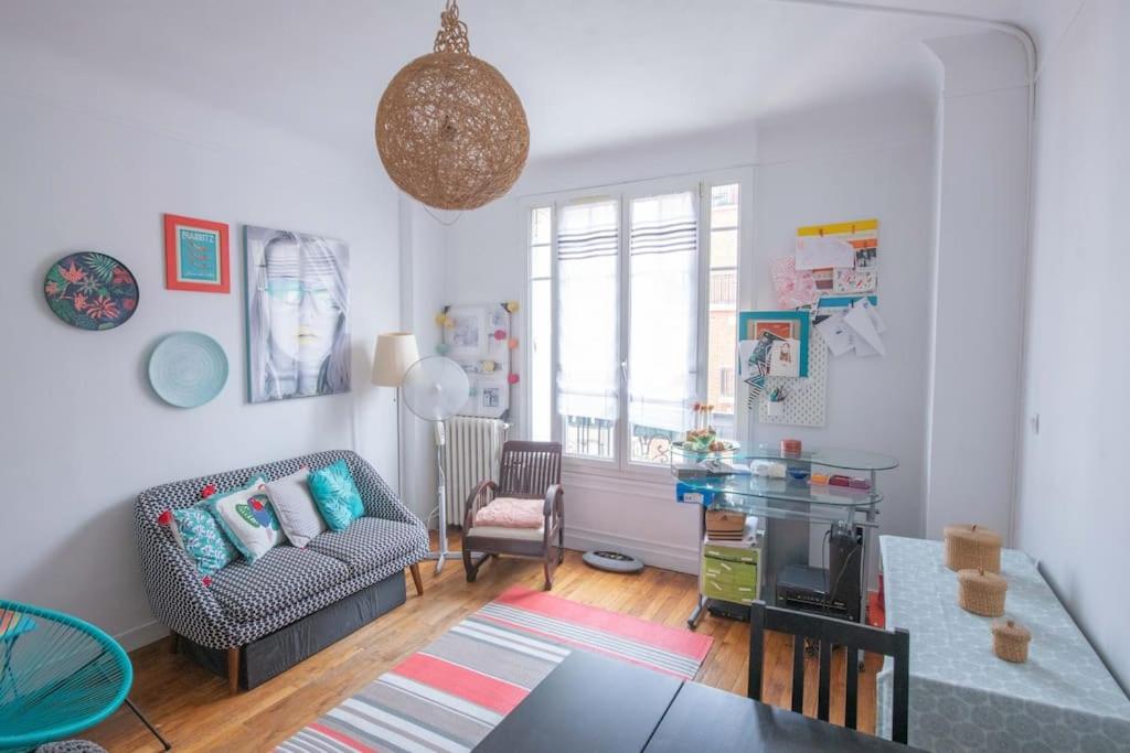 un salon avec un canapé et une table dans l'établissement Joséphine Baker , appartement cosy , 2 pièces ensoleillé, à Paris