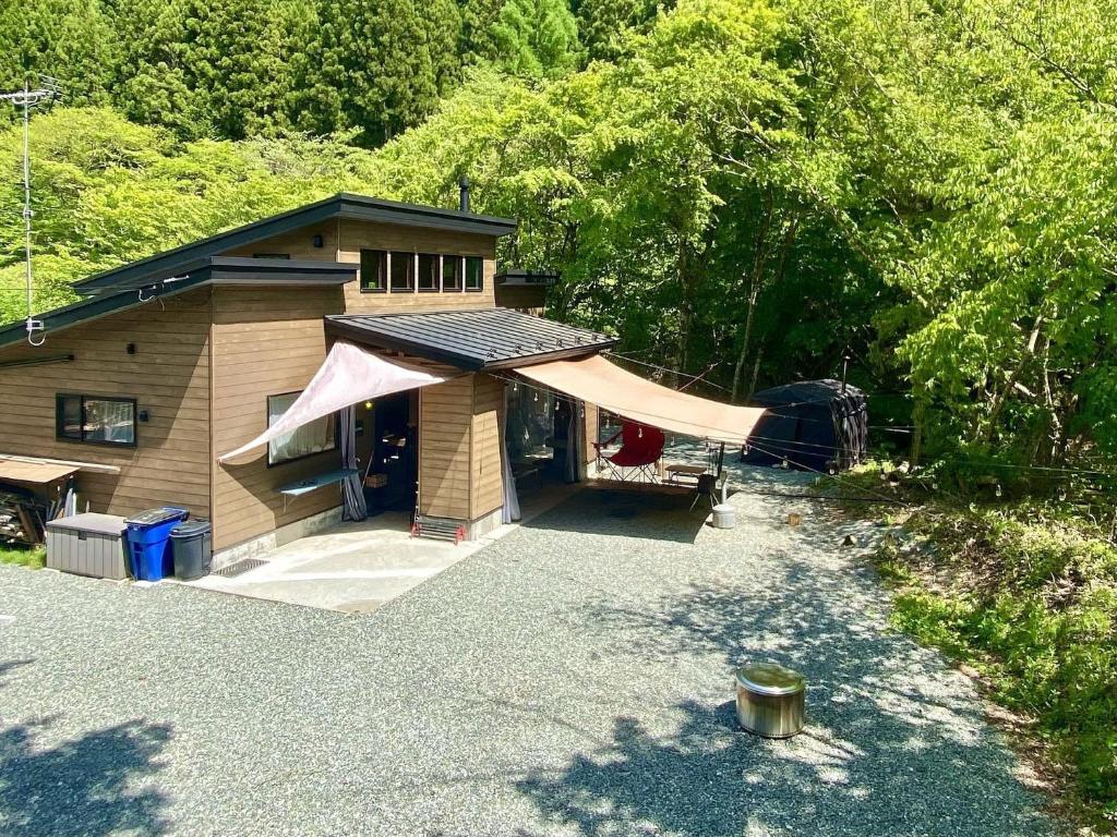 OkuboにあるSNUG CAMP HOUSE - Vacation STAY 98115vの建物の前にテントがある