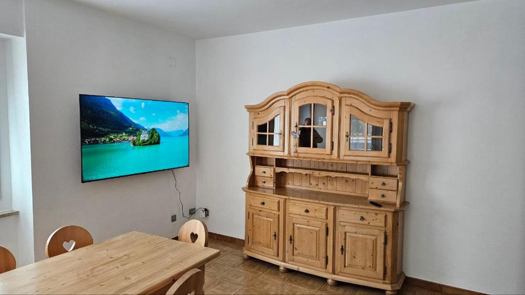 TV a/nebo společenská místnost v ubytování Appartamenti Croz del Re