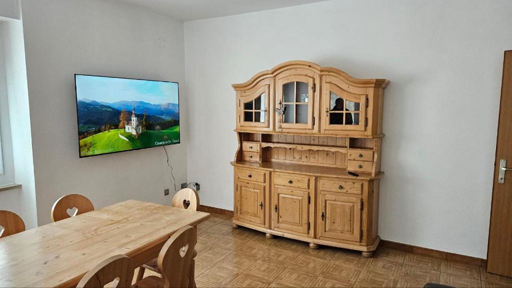 TV a/nebo společenská místnost v ubytování Appartamenti Croz del Re