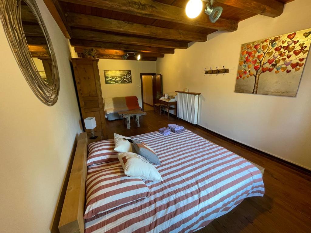 Postel nebo postele na pokoji v ubytování Chambres d'hôtes avec entrée privative au calme dans maison de village