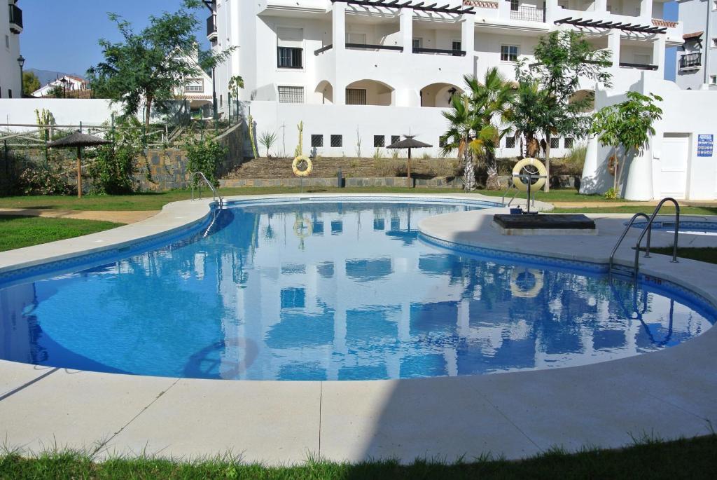 Bazén v ubytování Sabinillas Apartment nebo v jeho okolí