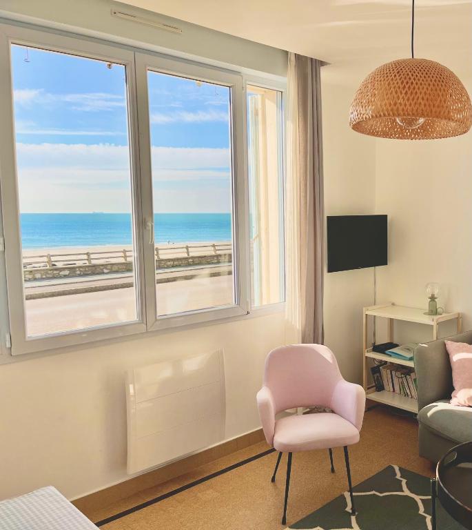 TV a/nebo společenská místnost v ubytování La Maison - Ambleteuse - Vue sur Mer et Jardin