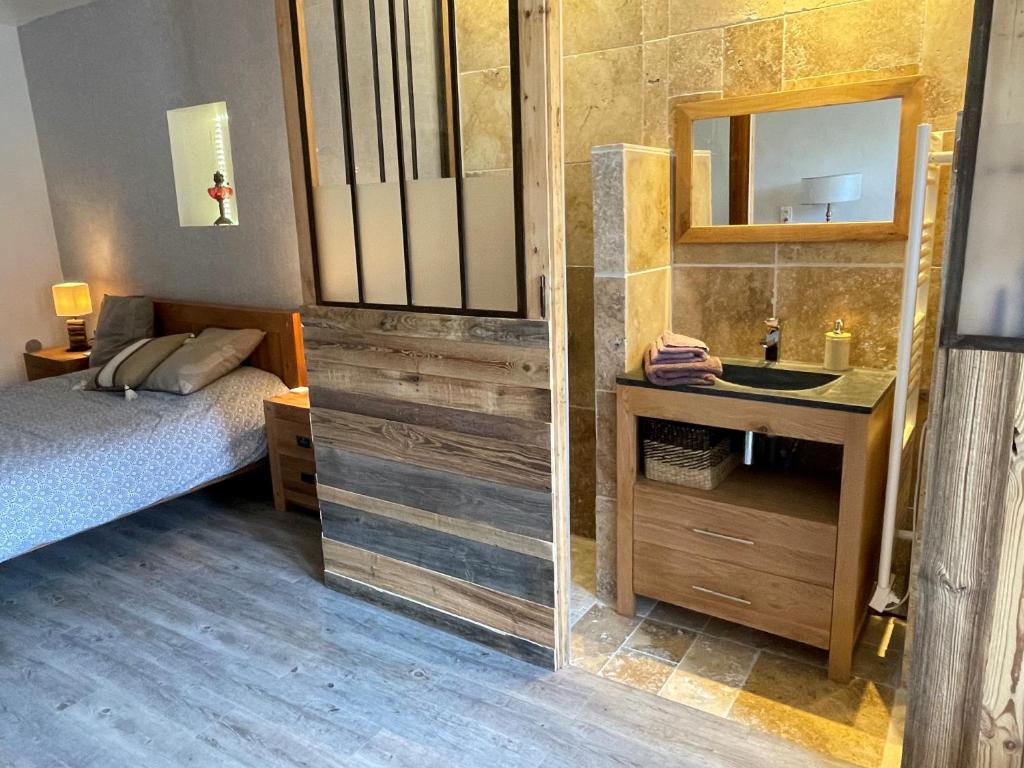 Postel nebo postele na pokoji v ubytování Chambres d'hôtes avec entrée privative au calme dans maison de village