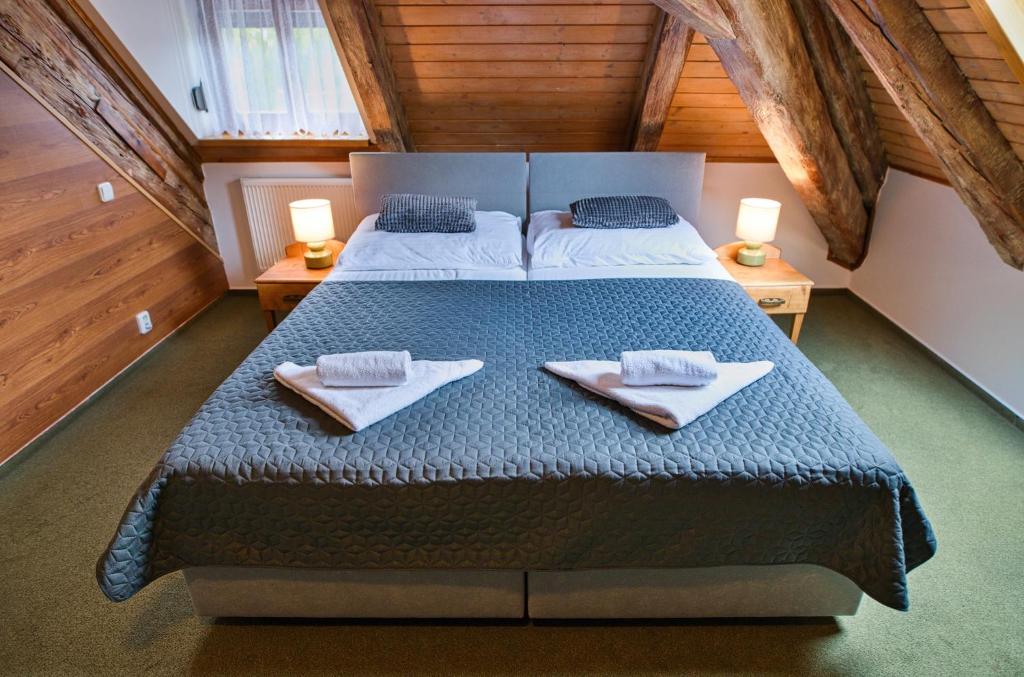 Postel nebo postele na pokoji v ubytování Hotel U Lípy