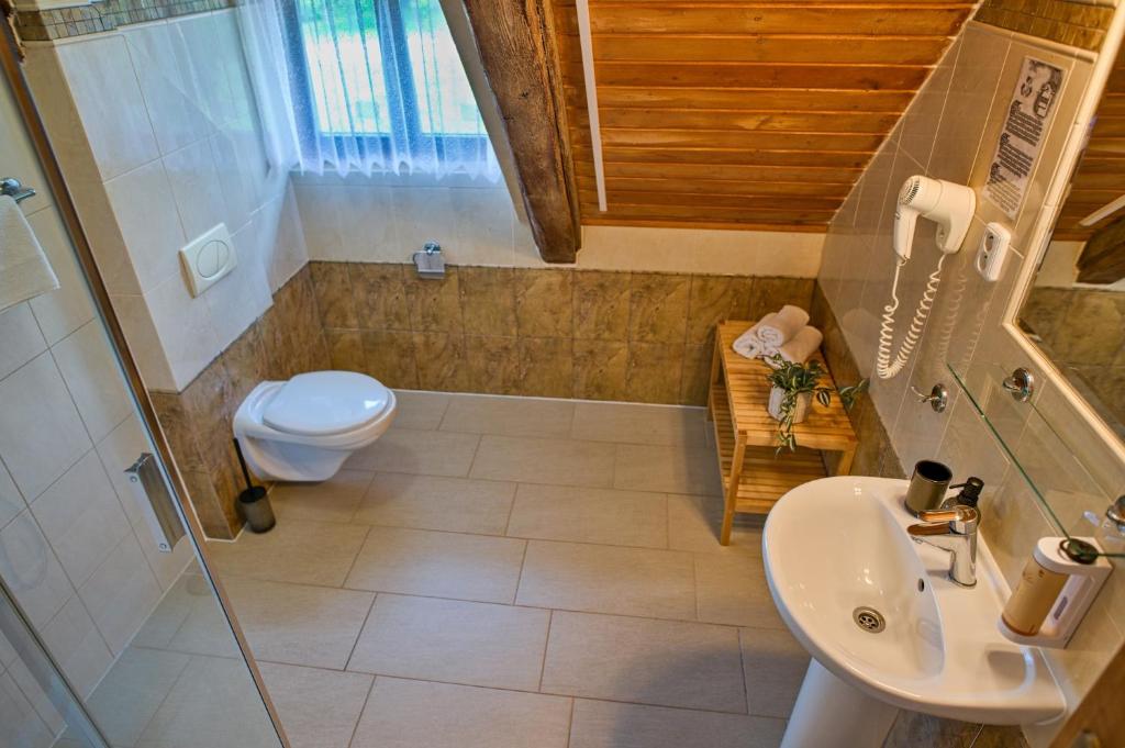 Koupelna v ubytování Hotel U Lípy