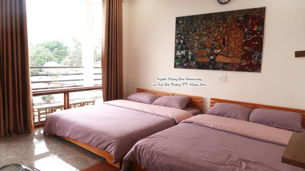 Giường trong phòng chung tại Người Măng Đen Homestay