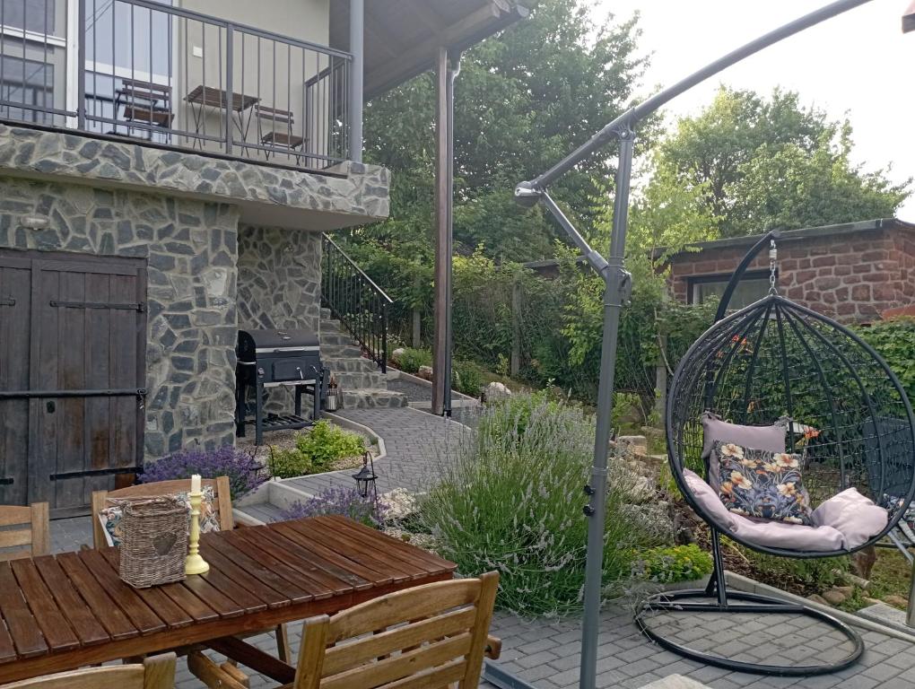 d'un jardin avec une balançoire, une table et une terrasse. dans l'établissement Vulcanus Apartment, à Bytom