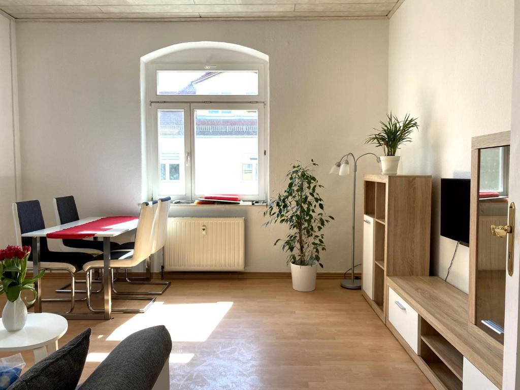 a living room with a table and a dining room at Schöne 2 Raumwng, zentral gelegen in Dohna