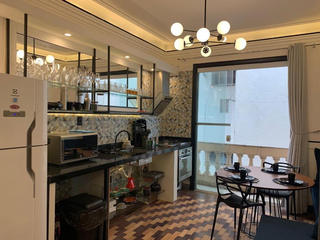 Dapur atau dapur kecil di Real Apartments 364 - 3 suítes vista mar de alto padrão em Copacabana
