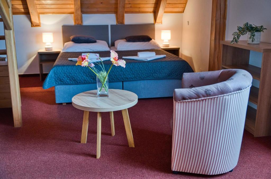 Postel nebo postele na pokoji v ubytování Hotel U Lípy