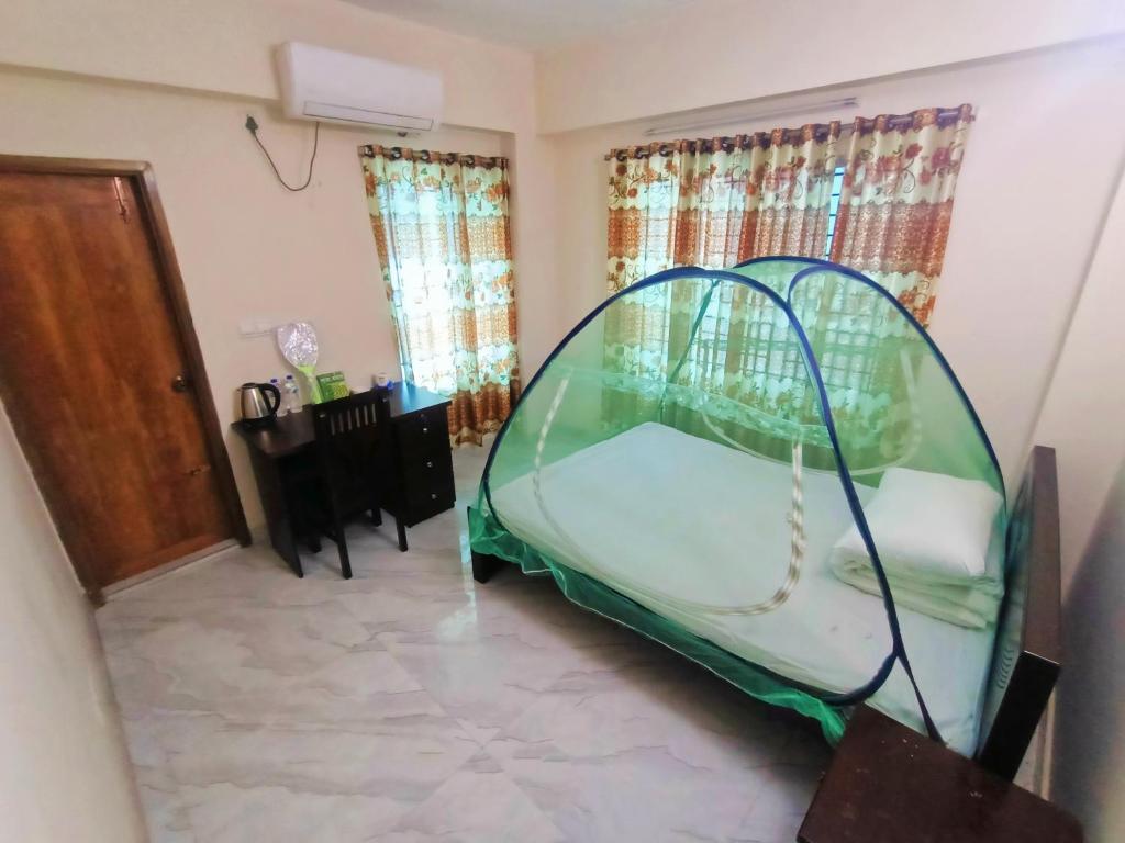 Habitación con cama con dosel. en Hotel Fully 富力宾馆 含早中晚中国餐, en Dhaka