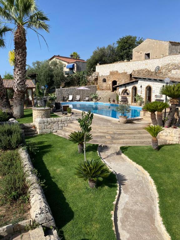 Bazén v ubytování B&B Quattromulini !! nebo v jeho okolí