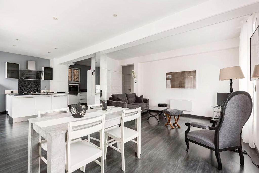 Kuchyň nebo kuchyňský kout v ubytování MAISON CENTRE VILLE + GARAGE