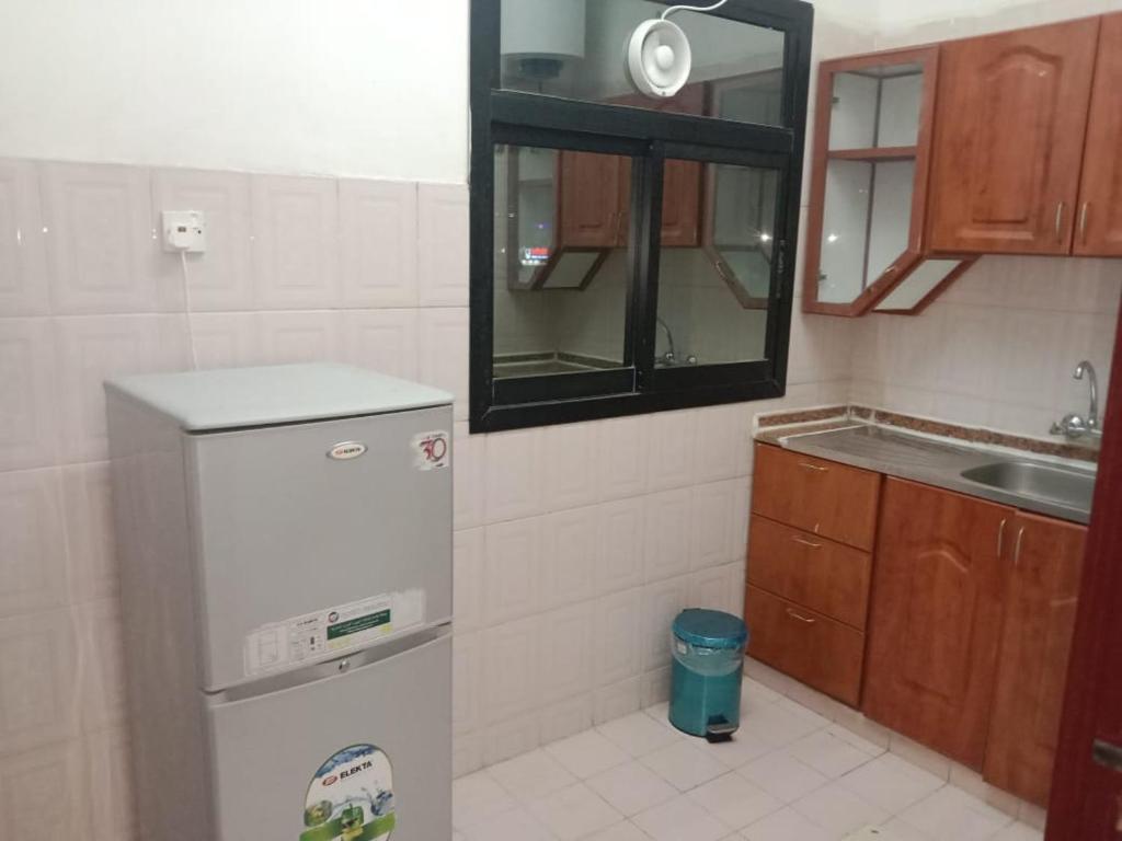 Kuchyň nebo kuchyňský kout v ubytování واحة البركة للشقق الفندقية